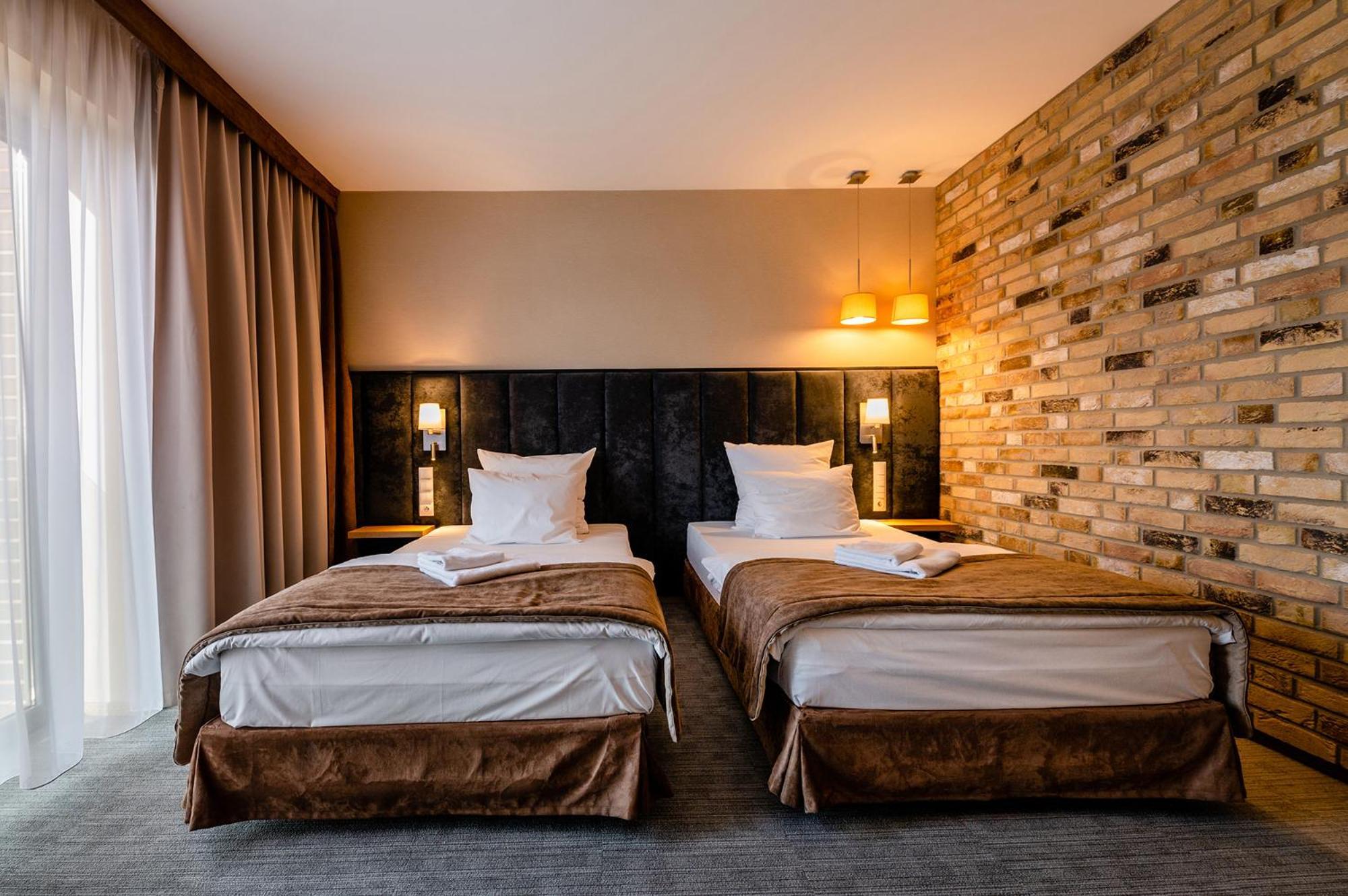 Hotel Alhar Lubliniec Extérieur photo